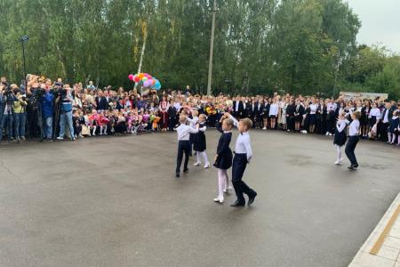 Лидер КПРФ Геннадий Зюганов поздравил учеников гимназии имени Подольских курсантов с Днем знаний