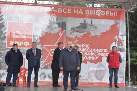 В главном сквере Новосибирска прошла встреча с кандидатами в депутаты Госдумы от КПРФ