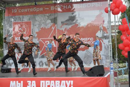В главном сквере Новосибирска прошла встреча с кандидатами в депутаты Госдумы от КПРФ