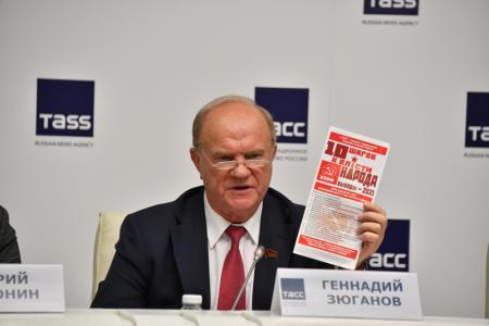 Санкт-Петербург. Г.А. Зюганов возложил цветы к памятнику В.И. Ленину на территории Смольного Института
