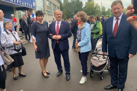 Лидер КПРФ Геннадий Зюганов поздравил учеников гимназии имени Подольских курсантов с Днем знаний
