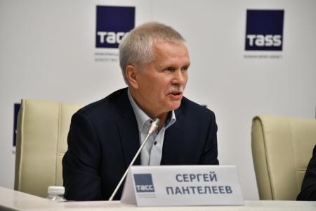 Санкт-Петербург. Г.А. Зюганов возложил цветы к памятнику В.И. Ленину на территории Смольного Института
