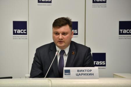 Санкт-Петербург. Г.А. Зюганов возложил цветы к памятнику В.И. Ленину на территории Смольного Института