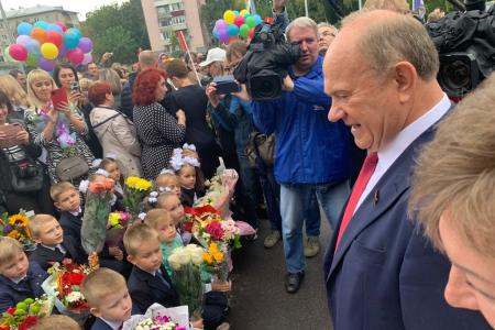 Лидер КПРФ Геннадий Зюганов поздравил учеников гимназии имени Подольских курсантов с Днем знаний