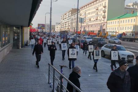 Пепел павших на тех баррикадах пусть всегда в нашем сердце стучит!