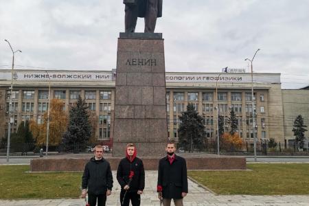 Саратовские комсомольцы возложили цветы к историческим памятникам, связанных с революцией