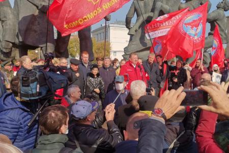 Пепел павших на тех баррикадах пусть всегда в нашем сердце стучит!