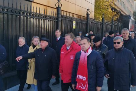 Пепел павших на тех баррикадах пусть всегда в нашем сердце стучит!