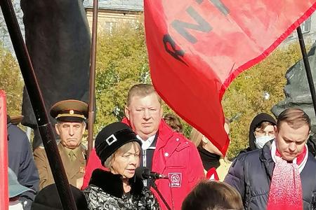 Москва. Пепел павших на тех баррикадах пусть всегда в нашем сердце стучит!