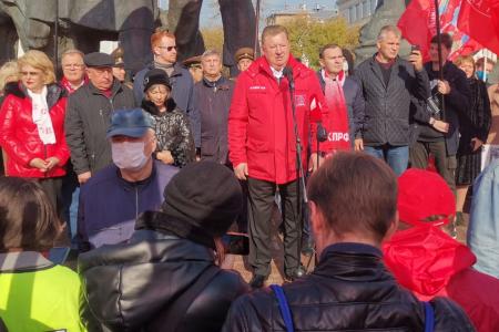 Пепел павших на тех баррикадах пусть всегда в нашем сердце стучит!