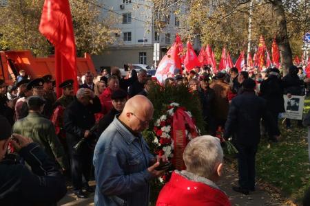 Пепел павших на тех баррикадах пусть всегда в нашем сердце стучит!