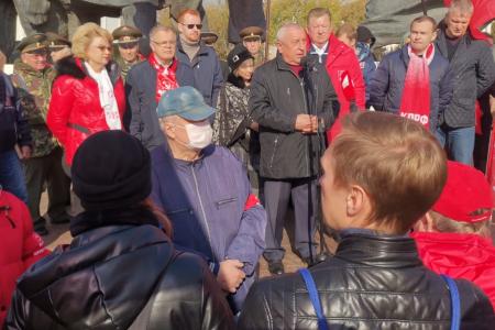 Пепел павших на тех баррикадах пусть всегда в нашем сердце стучит!
