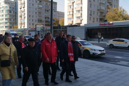 Пепел павших на тех баррикадах пусть всегда в нашем сердце стучит!