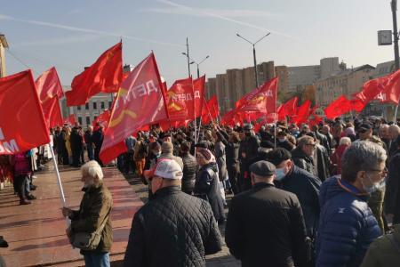 Пепел павших на тех баррикадах пусть всегда в нашем сердце стучит!