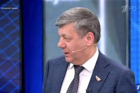 Дмитрий Новиков на Первом канале: Когда гасят Вечный огонь, за спиной у президента такой страны маячит мурло фашизма