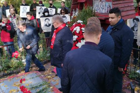 Пепел павших на тех баррикадах пусть всегда в нашем сердце стучит!