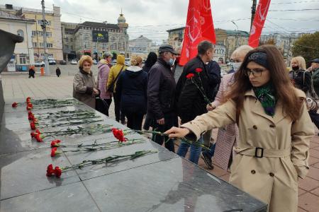 Коммунисты города Иваново возложили цветы к памятнику «Борцам революции»