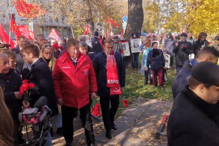 Пепел павших на тех баррикадах пусть всегда в нашем сердце стучит!