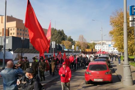 Пепел павших на тех баррикадах пусть всегда в нашем сердце стучит!