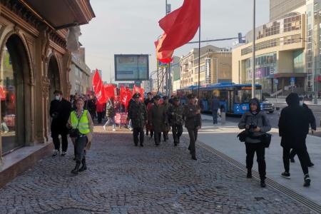 Пепел павших на тех баррикадах пусть всегда в нашем сердце стучит!