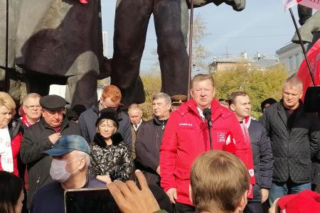 Москва. Пепел павших на тех баррикадах пусть всегда в нашем сердце стучит!