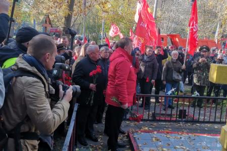 Пепел павших на тех баррикадах пусть всегда в нашем сердце стучит!