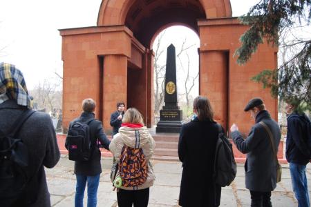 Саратовские комсомольцы возложили цветы к историческим памятникам, связанных с революцией