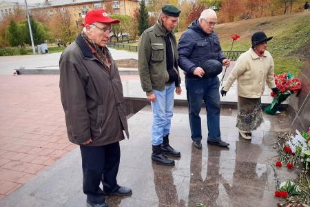 Свердловские коммунисты почтили память павших в трагических событиях «черного» октября 1993 г.