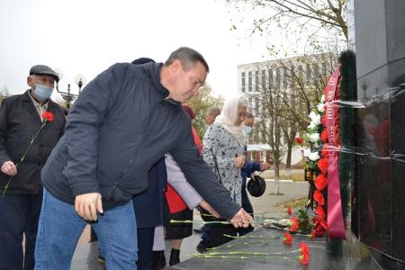 Коммунисты Калмыкии отмечают День Великой Октябрьской социалистической революции