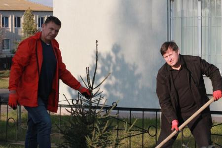 Белгородская область. У памятника комсомольцам-подпольщикам в селе Мясоедово белгородские коммунисты высадили деревья