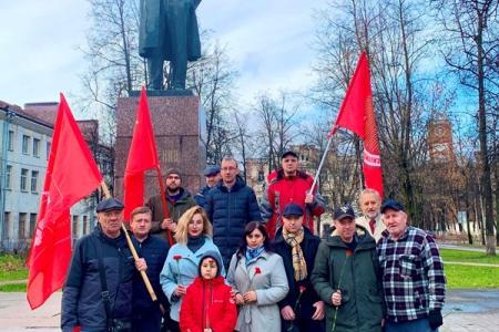 Ярославцы встретили годовщину Великого Октября 104-я залпами салюта!
