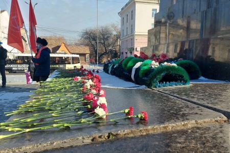 Коммунисты Приангарья отметили годовщину Революции онлайн-митингом и возложением цветов
