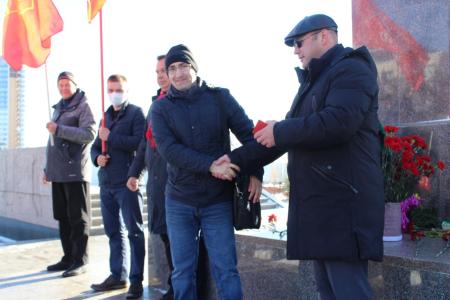 Коммунисты Приамурья отметили 104-ю годовщину Великого Октября торжественным возложением цветов Ильичу