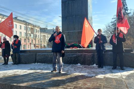Коммунисты Приангарья отметили годовщину Революции онлайн-митингом и возложением цветов