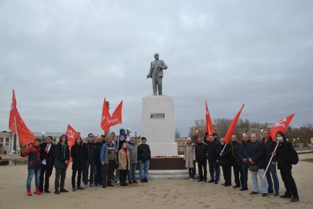 Астраханские коммунисты достойно встречают 104-ю годовщину Великого Октября