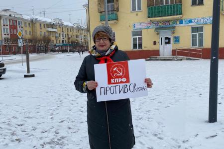 "Люди - не скот": красноярские коммунисты провели серию пикетов против QR-кодов