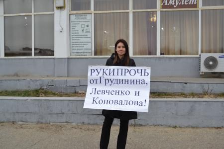"Руки прочь от совхоза имени Ленина! Руки прочь от Павла Грудинина!". Пикеты коммунистов Калмыкии
