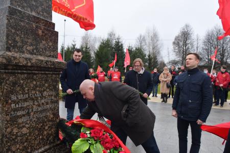 КПРФ и ЛКСМ РФ почтили память бессмертных партизанок - Зои Космодемьянской и Веры Волошиной