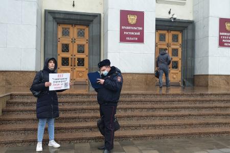 Серия одиночных пикетов против QR-кодов прошла в Ростове-на-Дону