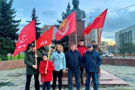 Ярославцы встретили годовщину Великого Октября 104-я залпами салюта!
