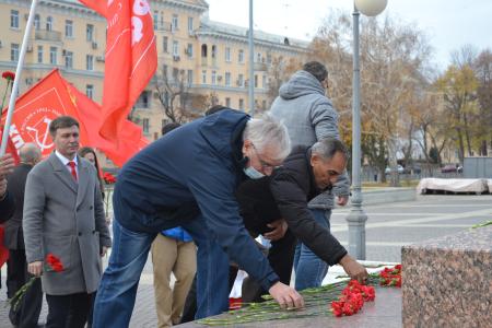 Астраханские коммунисты достойно встречают 104-ю годовщину Великого Октября