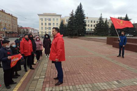 Коммунисты Брянской области отметили 104-летие Великого Октября
