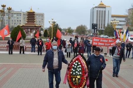 Коммунисты Калмыкии отмечают День Великой Октябрьской социалистической революции