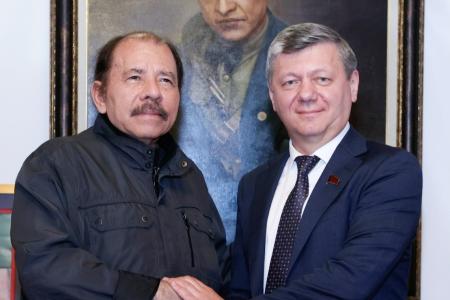 Д.Г. Новиков вручил Ленинскую премию ЦК КПРФ Даниэлю Ортеге