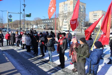 Коммунисты Приамурья отметили 104-ю годовщину Великого Октября торжественным возложением цветов Ильичу
