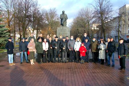 Ярославцы встретили годовщину Великого Октября 104-я залпами салюта!