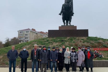 Коммунисты Калмыкии отмечают День Великой Октябрьской социалистической революции