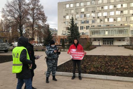 Самарские комсомольцы провели одиночные пикеты против повышения цен на проезд в общественном транспорте