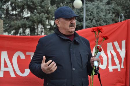 Астраханские коммунисты достойно встречают 104-ю годовщину Великого Октября