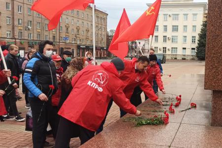 Коммунисты Брянской области отметили 104-летие Великого Октября